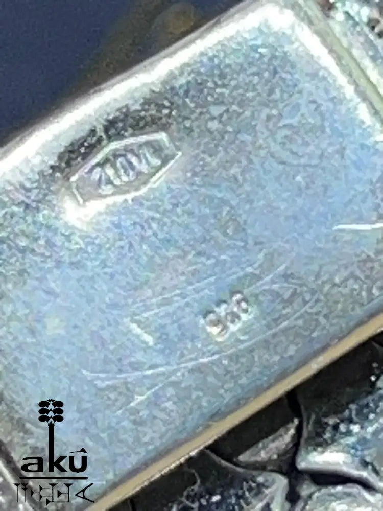 Flach ausgelegt mit sichtbarer Punze