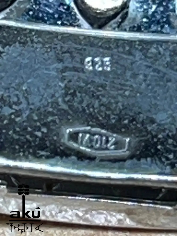 Flach ausgelegt mit sichtbarer Punze