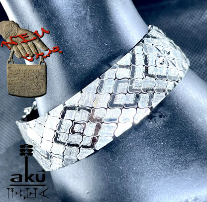 Armband auf schwarzem Display mit strukturierten Gliedern