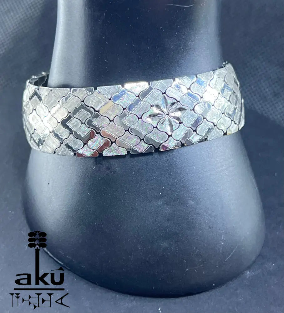 Armband auf schwarzem Display mit strukturierten Gliedern