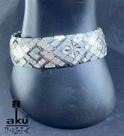 Armband auf schwarzem Display mit strukturierten Gliedern