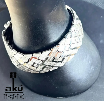 Armband auf schwarzem Display mit strukturierten Gliedern