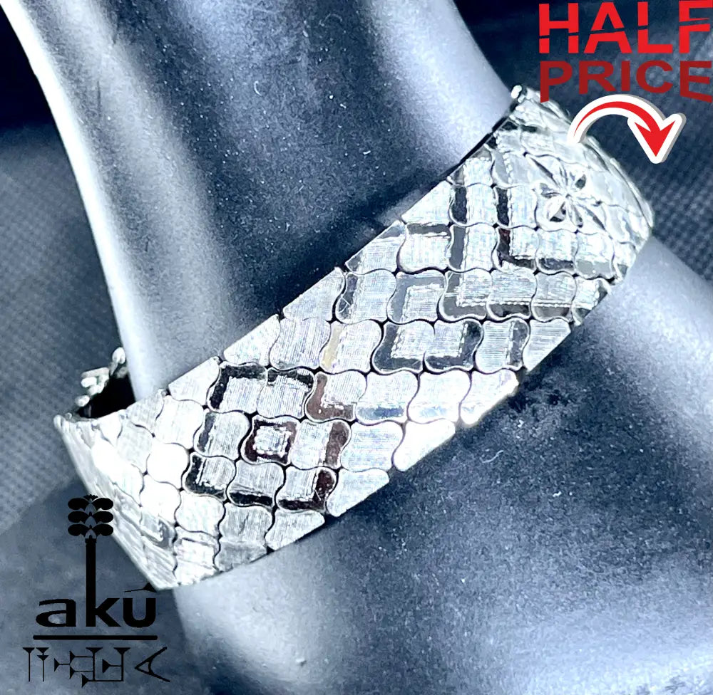 Armband auf schwarzem Display mit strukturierten Gliedern