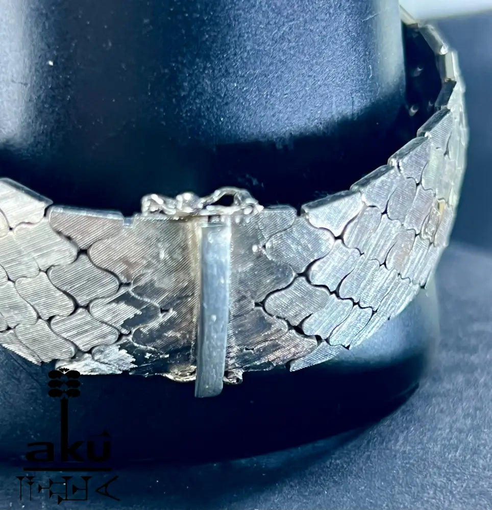 Nahaufnahme des floralen Motivs und Verschlusses