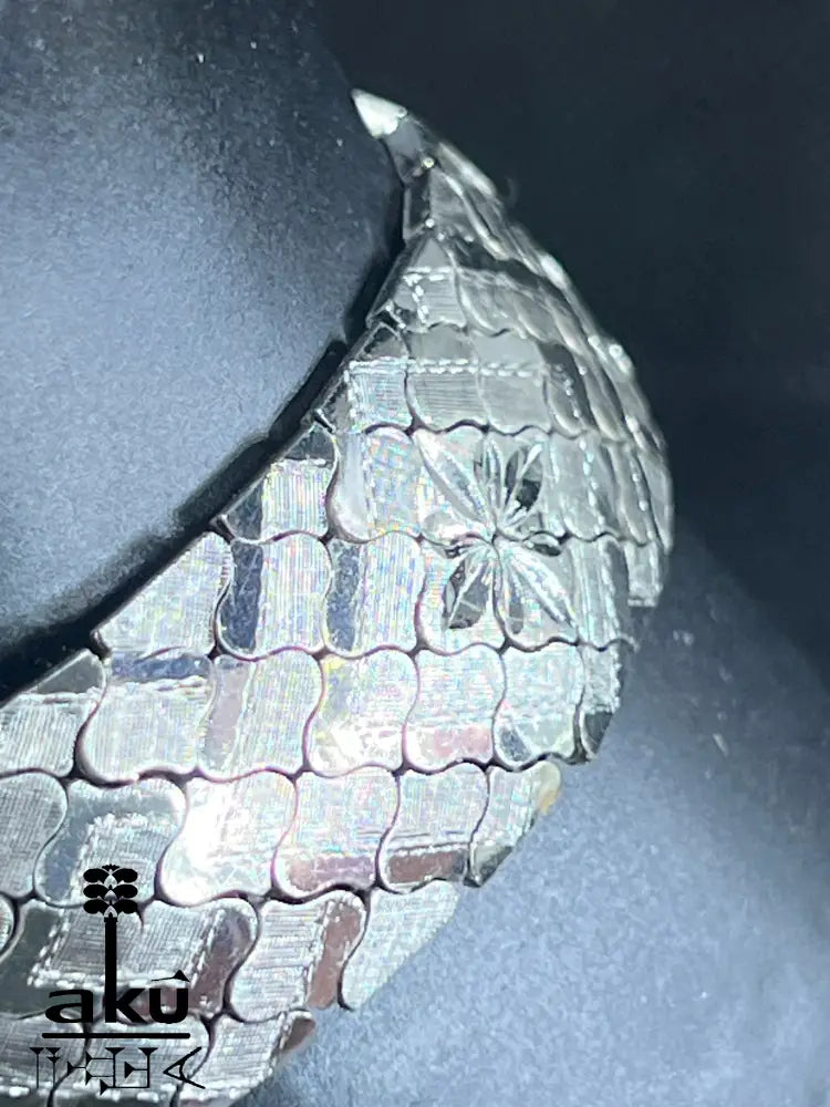 Armband auf schwarzem Display mit strukturierten Gliedern