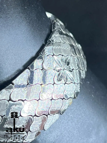 Armband auf schwarzem Display mit strukturierten Gliedern