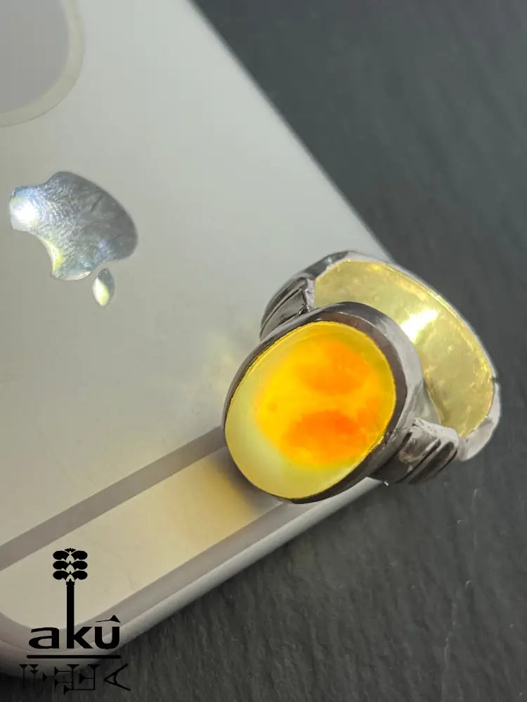 Ovaler Bildachat-Ring mit Lichtdurchlässigkeit und inneren Strukturen