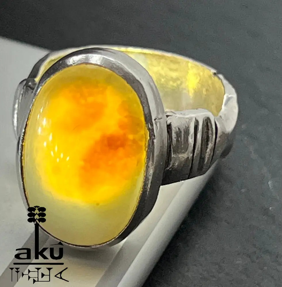 Ovaler Bildachat-Ring mit Lichtdurchlässigkeit und inneren Strukturen