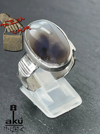 Ovaler Bildachat-Ring mit Lichtdurchlässigkeit und inneren Strukturen