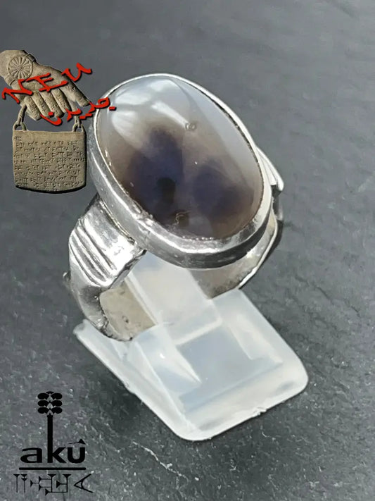 Ovaler Bildachat-Ring mit Lichtdurchlässigkeit und inneren Strukturen