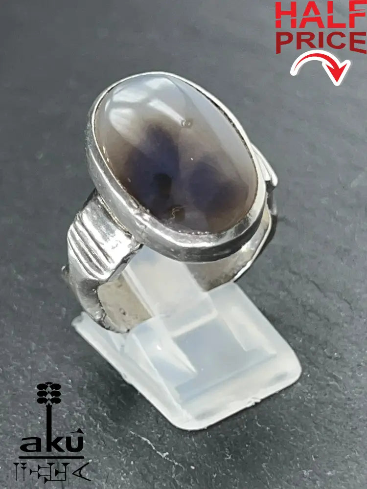 Ovaler Bildachat-Ring mit Lichtdurchlässigkeit und inneren Strukturen