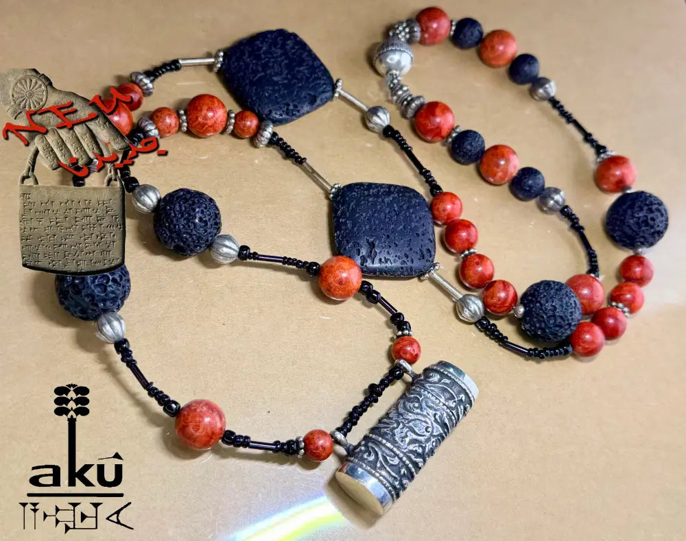 Vintage Deryia Amulettkette aus 925 Silber, Koralle & Lava