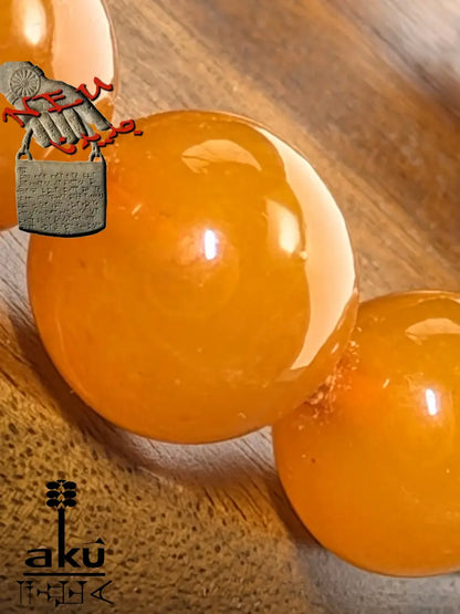 Nahaufnahme alter Bernsteinperlen